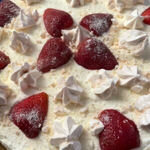 Torta de merengue con frutillas y crema Chantilly