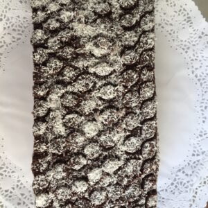 Torta de chocolate con coco y guindas en licor