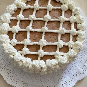 Torta de castañas decorada con crema Chantilly