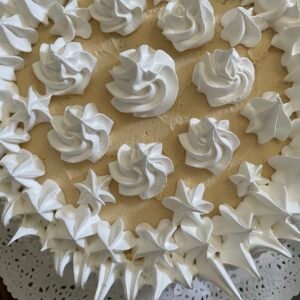 Torta de panqueques con lúcuma manjar y crema Chantilly