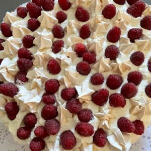 Torta de merengues con frambuesas y crema Chantilly