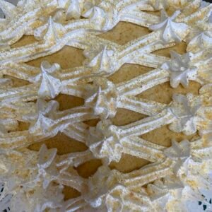 Torta de panqueques con lúcuma y manjar, decorada con merengue