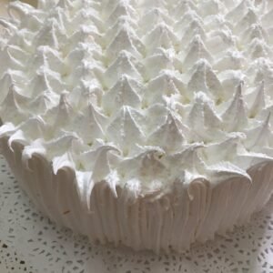 Torta de coco con manjar decorada con merengue